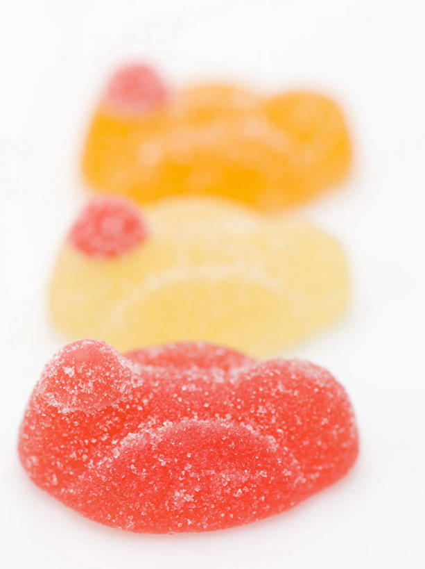 无人,竖图,俯视,室内,特写,白天,白色背景,餐桌,桌子,一排,朦胧,模糊,整齐,食品,糖,糖果,甜点,甜品,软糖,食物,排列,三个,黄色,红色,甜食,橙色,摄影,影棚,餐台,队列,彩图,高角度拍摄,影棚拍摄,拍摄