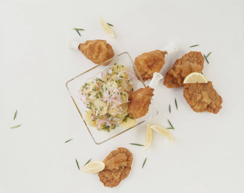 无人,横图,俯视,室内,特写,白天,白色背景,烹饪,餐桌,桌子,蔬菜,土豆,餐具,新鲜,碟子,盘,鸡肉,肉,生食,蔬菜沙拉,油炸,沙拉,料理,食品,色拉,鸡块,沙律,菜肴,美食,肉类,食物,盘子,碟,摄影,佳肴,有机食品,绿色食品,影棚,餐台,色拉酱,千岛酱,炸鸡块,肉食,馍馍蛋,洋芋,山药蛋,马铃薯,彩图,高角度拍摄,影棚拍摄,拍摄