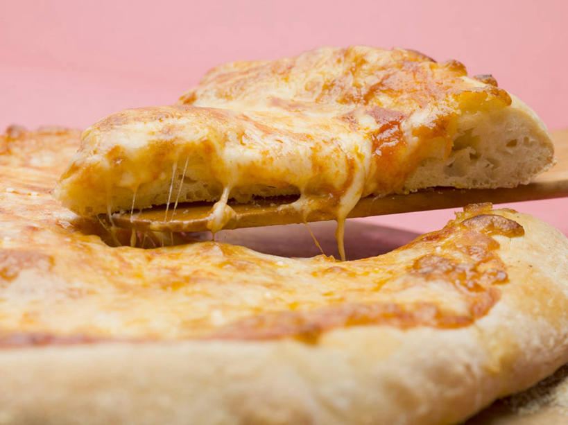 奶酪,无人,横图,俯视,室内,特写,白天,烹饪,西餐,切开,粉色背景,朦胧,模糊,干酪,起司,料理,食品,披萨,匹萨,芝士,营养,菜肴,美食,食物,快餐,切,乳酪,西式,摄影,佳肴,影棚,乳制品,比萨,发酵,剖面,西式快餐,垃圾食品,切面,意大利薄饼,彩图,高角度拍摄,影棚拍摄,拍摄