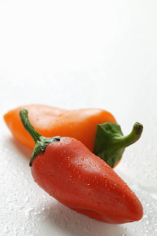 无人,竖图,俯视,室内,特写,白天,白色背景,餐桌,桌子,辣椒,蔬菜,新鲜,食品,食物,两个,红色,橙色,摄影,有机食品,绿色食品,影棚,餐台,辣角,红海椒,大椒,辣虎,广椒,辣子,红辣椒,海椒,番椒,彩图,高角度拍摄,影棚拍摄,拍摄