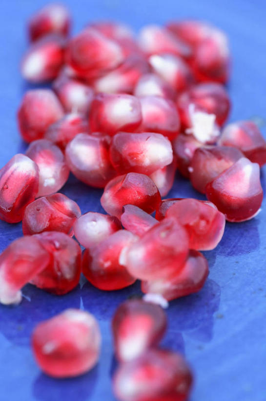 无人,竖图,俯视,室内,特写,白天,石榴,水果,许多,蓝色背景,朦胧,模糊,新鲜,生食,食品,果实,食物,红色,摄影,有机食品,绿色食品,影棚,涂林,若榴,金罂,金庞,丹若,安石榴,彩图,高角度拍摄,影棚拍摄,拍摄