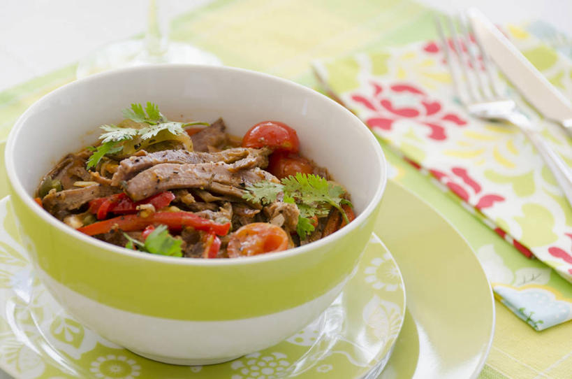 无人,横图,俯视,室内,特写,白天,白色背景,烹饪,西餐,餐桌,桌子,辣椒,蔬菜,西红柿,小番茄,餐具,新鲜,叉子,刀叉,刀子,陶瓷,肉,牛肉,料理,食品,陶瓷制品,菜肴,美食,肉类,食物,一个,餐巾,容器,碗,西式,摄影,佳肴,有机食品,绿色食品,影棚,单个,餐台,储藏,储存,餐刀,肉食,餐叉,辣角,红海椒,大椒,辣虎,广椒,小西红柿,樱桃小番茄,珍珠小番茄,保洁方巾,口布,进餐用具,樱桃番茄,圣女果,辣子,红辣椒,海椒,番茄,番椒,彩图,高角度拍摄,影棚拍摄,拍摄,贮存