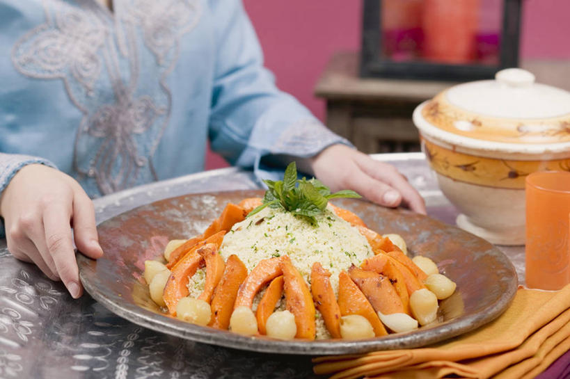 西方人,一个人,服务员,餐厅,站,横图,俯视,室内,特写,白天,烹饪,西餐,桌面,桌子,南瓜,蔬菜,洋葱,餐具,欧洲,欧洲人,仅一个年轻女性,仅一个女性,仅一个人,握,服装,新鲜,木制,碟子,盘,陶瓷,金瓜,面粉,料理,食品,陶瓷制品,拿,拿着,休闲装,菜肴,美食,番瓜,食物,衣服,盘子,木制品,容器,碟,碗,站着,休闲,休闲服,西式,握着,服饰,佳肴,有机食品,绿色食品,储藏,麦瓜,倭瓜,储存,玉葱,年轻女性,女人,女性,白种人,服务生,侍者,圆葱,洋葱头,球葱,葱头,站立,半身,彩图,高角度拍摄,餐馆,饭店,饭馆,红洋葱,贮存