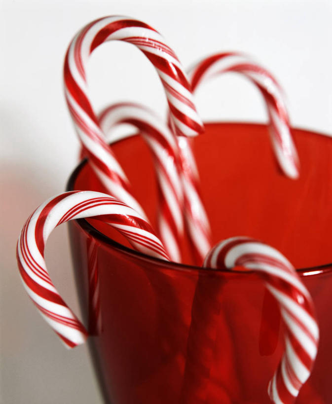 无人,竖图,俯视,室内,特写,白天,白色背景,餐桌,桌子,玻璃,圣诞节,五个,许多,节日,朦胧,模糊,庆祝,食品,糖,糖果,甜点,甜品,文化,玻璃制品,食物,一个,红色,容器,碗,甜食,庆典,摄影,影棚,单个,餐台,纪念,储藏,储存,硬糖,拐杖糖,彩图,高角度拍摄,影棚拍摄,拍摄,贮存