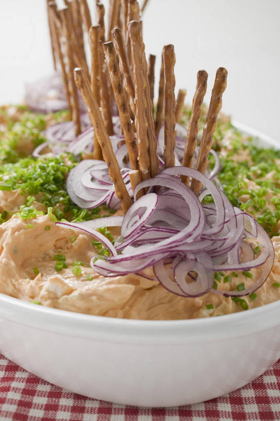 奶酪,无人,竖图,俯视,室内,特写,白天,白色背景,烹饪,西餐,餐桌,桌子,洋葱,朦胧,模糊,布料,陶瓷,韭菜,干酪,起司,料理,食品,陶瓷制品,芝士,营养,布纹,菜肴,美食,桌布,食物,餐巾,容器,台布,碗,乳酪,西式,摄影,佳肴,影棚,餐台,储藏,乳制品,储存,玉葱,发酵,起阳草,韭,山韭,长生韭,圆葱,洋葱头,球葱,葱头,彩图,高角度拍摄,影棚拍摄,拍摄,红洋葱,贮存