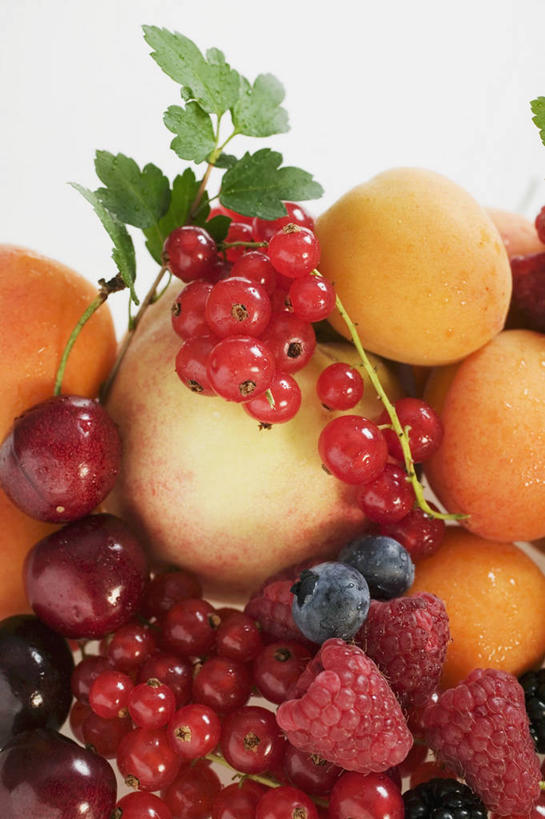 无人,竖图,俯视,室内,特写,白天,白色背景,餐桌,桌子,苹果,草莓,浆果,蓝莓,芒果,水果,叶子,一堆,许多,堆叠,堆积,新鲜,灯笼果,生食,食品,果实,绿叶,食物,嫩叶,摄影,有机食品,绿色食品,影棚,餐台,堆,山莓,树莓,红醋栗,三月泡,四月泡,山抛子,刺葫芦,悬钩子,馒头菠,高脚菠,龙船泡,泡儿刺,叶,叶片,洋莓,望果,水果皇后,山都柿,蜜望,檬果,闷果,漭果,杧果,蓝浆果,蓝靛果,红莓,地莓,醋栗,庵波罗果,彩图,高角度拍摄,影棚拍摄,拍摄