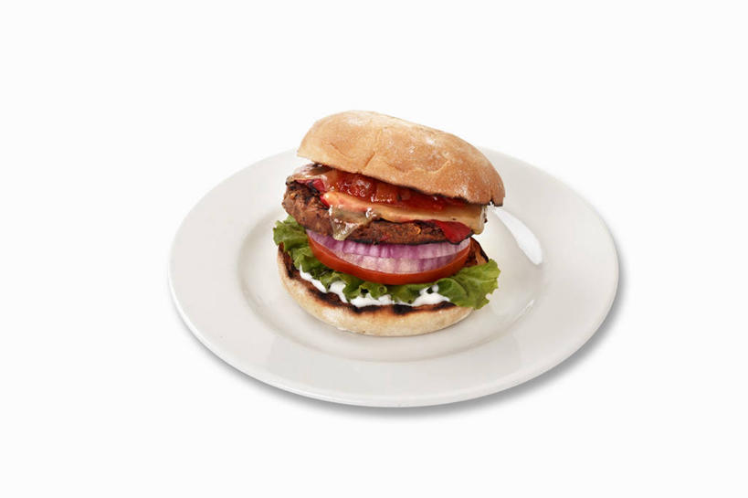 点心,面包,奶酪,无人,横图,俯视,室内,特写,白天,白色背景,烹饪,西餐,餐桌,桌子,蔬菜,西红柿,餐具,新鲜,碟子,盘,生菜,莴苣,肉,干酪,汉堡,牛肉,起司,料理,食品,面点,芝士,营养,菜肴,美食,肉类,食物,糕点,一个,盘子,碟,快餐,乳酪,西式,摄影,佳肴,有机食品,绿色食品,影棚,单个,餐台,乳制品,发酵,肉食,西式快餐,垃圾食品,小圆面包,春菜,鹅仔菜,莴仔菜,千金菜,叶用莴苣,奶油生菜,番茄,彩图,高角度拍摄,影棚拍摄,拍摄