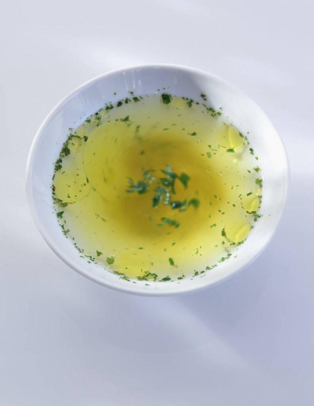 无人,竖图,俯视,室内,特写,白天,白色背景,烹饪,中餐,餐桌,桌子,蔬菜,新鲜,陶瓷,葱,青葱,鸡肉,肉,汤,料理,食品,陶瓷制品,菜肴,美食,肉类,食物,一个,容器,碗,中式,摄影,佳肴,有机食品,绿色食品,影棚,单个,餐台,储藏,储存,肉食,鸡汤,彩图,高角度拍摄,影棚拍摄,拍摄,贮存