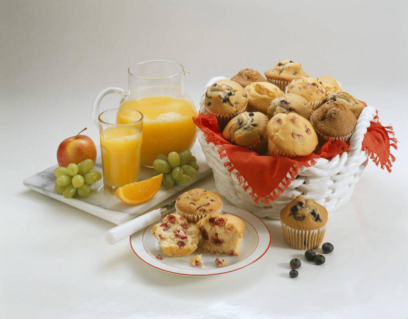 点心,果汁,无人,交叉,横图,俯视,室内,特写,白天,白色背景,下午茶,餐桌,桌子,竹子,苹果,浆果,蓝莓,葡萄,杯子,餐具,水果,一堆,许多,堆叠,堆积,竹制,新鲜,编织,碟子,篮子,盘,生食,橙汁,食品,果实,饮品,松饼,玻璃制品,食物,糕点,饮料,盘子,水杯,竹篮,碟,摄影,有机食品,绿色食品,影棚,餐台,竹条,纸托,堆,交织,竹制品,甜橙,可口,穿插,适口,玛芬蛋糕,蛋糕托,蛋糕托纸,蛋糕纸托,玻璃杯,山葫芦,山都柿,蒲桃,蓝浆果,蓝靛果,橙子,橙,草龙珠,彩图,高角度拍摄,影棚拍摄,拍摄,蓝莓松饼,鹄壳,黄橙,黄果,金橙,金环,金球,糖橙