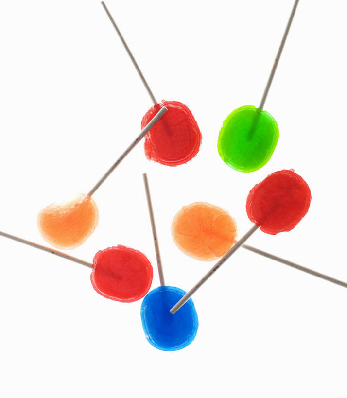 无人,竖图,俯视,彩色,室内,特写,白天,白色背景,餐桌,桌子,许多,棒棒糖,食品,糖,糖果,甜点,甜品,食物,甜食,摄影,影棚,餐台,五颜六色,色彩斑斓,五彩缤纷,五彩斑斓,五光十色,彩图,高角度拍摄,影棚拍摄,拍摄