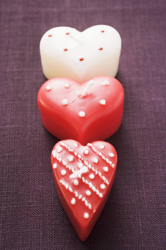 无人,竖图,俯视,室内,特写,白天,爱情,静物,蜡烛,一排,阴影,紫色背景,爱心,整齐,光线,火焰,影子,烛光,浪漫,燃烧,排列,三个,红色,白色,点燃,温暖,温馨,心形,恩爱,摄影,影棚,和睦,队列,心型,彩图,高角度拍摄,影棚拍摄,拍摄,融洽