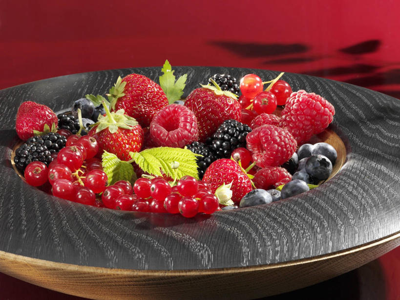 无人,横图,俯视,室内,特写,白天,浆果,蓝莓,黑莓,水果,一堆,许多,堆叠,堆积,红色背景,新鲜,木制,灯笼果,生食,食品,果实,食物,一个,木制品,容器,碗,摄影,有机食品,绿色食品,影棚,单个,储藏,堆,储存,山莓,树莓,红醋栗,三月泡,四月泡,山抛子,刺葫芦,悬钩子,馒头菠,高脚菠,龙船泡,泡儿刺,露莓,山都柿,蓝浆果,蓝靛果,醋栗,彩图,高角度拍摄,影棚拍摄,拍摄,贮存