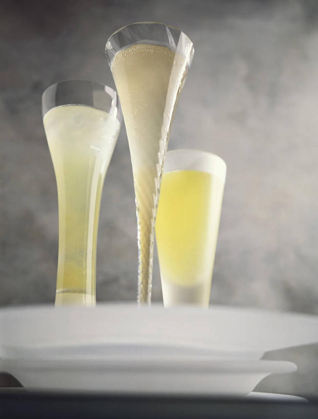 无人,竖图,室内,特写,白天,正面,桌面,桌子,杯子,餐具,朦胧,模糊,木制,碟子,高脚杯,盘,墙,酒类,文化,墙壁,墙面,玻璃制品,酒,饮料,盘子,酒杯,木制品,碟,鸡尾酒,调酒,创造,想象,鸡尾酒杯,玻璃杯,彩图