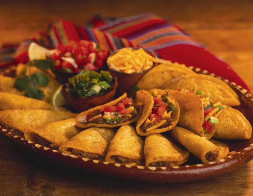 点心,无人,横图,俯视,室内,特写,白天,餐桌,桌子,蔬菜,餐具,叶子,阴影,朦胧,模糊,新鲜,装饰,反射,碟子,盘,影子,肉,牛肉,食品,绿叶,文化,饼,小吃,肉类,食物,糕点,一个,盘子,餐巾,碟,甜食,嫩叶,有机食品,绿色食品,单个,餐台,华丽,修饰,点缀,配菜,肉食,玉米饼,衬托,美观,雅致,雅观,保洁方巾,口布,叶,叶片,彩图,高角度拍摄