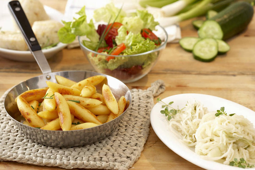 无人,横图,俯视,室内,特写,白天,烹饪,餐桌,桌子,黄瓜,蔬菜,椰菜,卷心菜,餐具,厨具,玻璃,金属制品,许多,切开,阴影,朦胧,模糊,新鲜,反射,金属,碟子,锅子,盘,影子,生食,蔬菜沙拉,沙拉,食品,很多,色拉,锅,沙律,玻璃制品,食物,盘子,餐巾,容器,碟,碗,切,甘蓝,有机食品,绿色食品,餐台,锅具,色拉酱,储藏,储存,千岛酱,剖面,烹饪用具,切面,保洁方巾,口布,烹调用具,青瓜,结球甘蓝,胡瓜,甘兰,包心菜,烹调,彩图,高角度拍摄,贮存