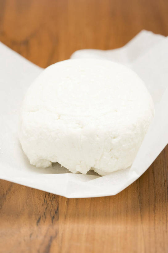 奶酪,无人,竖图,俯视,室内,特写,白天,餐桌,桌子,一块,阴影,反射,包装,包装纸,影子,纸,干酪,起司,纸张,芝士,营养,白色,乳酪,餐台,包装材料,乳制品,发酵,彩图,高角度拍摄