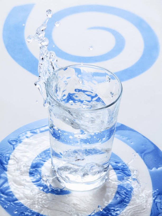 无人,竖图,俯视,室内,特写,白天,白色背景,水,餐桌,桌子,杯子,阴影,飞溅,溅,反射,液体,影子,水滴,一杯,饮用水,玻璃制品,水珠,一个,水杯,矿泉水,摄影,影棚,单个,餐台,喷洒,蒸馏水,玻璃杯,彩图,高角度拍摄,影棚拍摄,拍摄