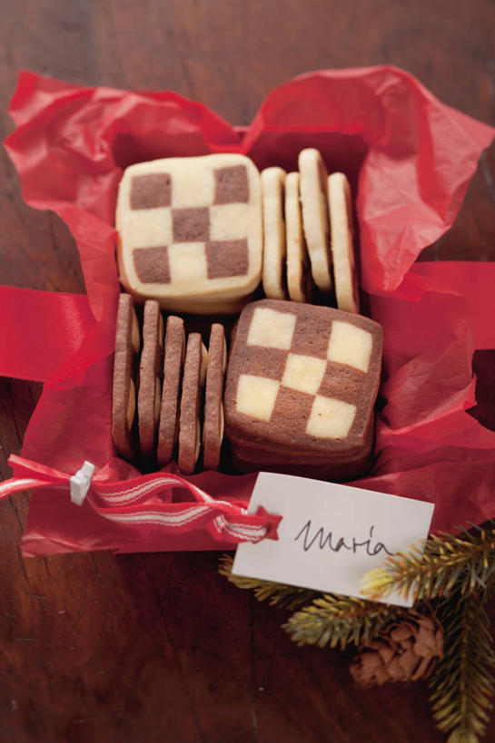 点心,无人,竖图,俯视,室内,特写,白天,餐桌,桌子,礼盒,礼物,圣诞节,一堆,许多,阴影,堆叠,堆积,节日,庆祝,反射,影子,纸盒,食品,曲奇,很多,文化,盒子,食物,包装盒,礼品盒,饼干,零食,庆典,礼品,餐台,纪念,堆,曲奇饼,曲奇饼干,彩图,高角度拍摄