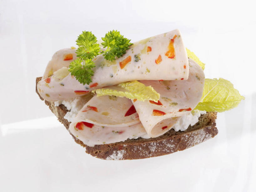 点心,面包,奶酪,无人,横图,俯视,室内,特写,白天,白色背景,餐桌,桌子,叶子,阴影,装饰,反射,影子,肉,香肠,干酪,起司,食品,面点,绿叶,腊肠,芝士,营养,猪肉,肉类,食物,糕点,嫩叶,乳酪,摄影,影棚,餐台,华丽,修饰,点缀,配菜,乳制品,发酵,肉食,豚肉,衬托,美观,雅致,雅观,叶,叶片,彩图,高角度拍摄,影棚拍摄,拍摄