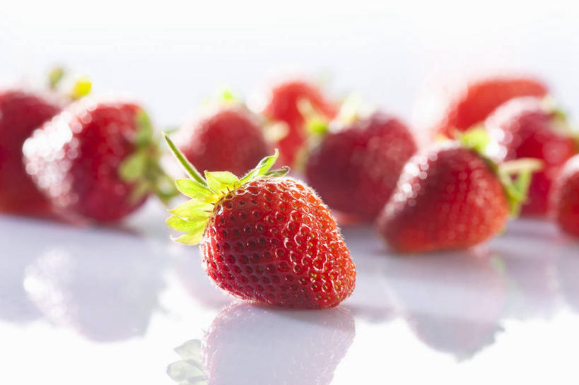 无人,横图,俯视,室内,特写,白天,白色背景,餐桌,桌子,草莓,浆果,水果,叶子,许多,阴影,朦胧,模糊,新鲜,反射,影子,生食,食品,果实,绿叶,很多,食物,红色,嫩叶,摄影,有机食品,绿色食品,影棚,餐台,叶,叶片,洋莓,水果皇后,红莓,地莓,彩图,高角度拍摄,影棚拍摄,拍摄