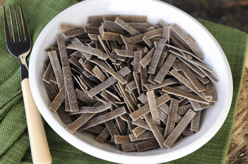 面食,面条,意大利面,无人,横图,俯视,室内,特写,白天,西餐,餐桌,桌子,餐具,一堆,许多,阴影,堆叠,堆积,反射,叉子,影子,陶瓷,面,料理,食品,陶瓷制品,很多,食物,两个,餐巾,容器,碗,西式,餐台,储藏,堆,储存,餐叉,保洁方巾,口布,进餐用具,彩图,高角度拍摄,贮存