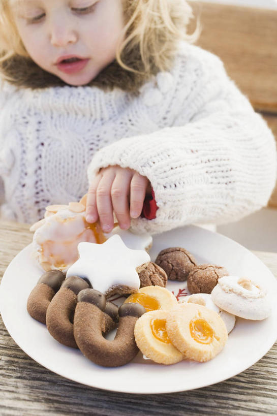 点心,西方人,儿童,一个人,竖图,俯视,室内,白天,毛衣,纯洁,餐桌,桌子,餐具,欧洲,欧洲人,仅一个女性,仅一个人,许多,握,阴影,服装,反射,碟子,盘,影子,食品,曲奇,很多,拿,拿着,注视,食物,一个,小孩,衣服,盘子,碟,饼干,果酱,零食,观察,看,仅一个小孩,可爱,童年,童趣,握着,服饰,单个,餐台,观看,察看,衣着,穿着,关注,线衫,曲奇饼,童真,曲奇饼干,烂漫,无邪,果子酱,衣饰,天真,女孩,女人,女性,白种人,孩子,半身,彩图,高角度拍摄,绒衣,套衫,套头毛衣,线衣,果酱曲奇,女生