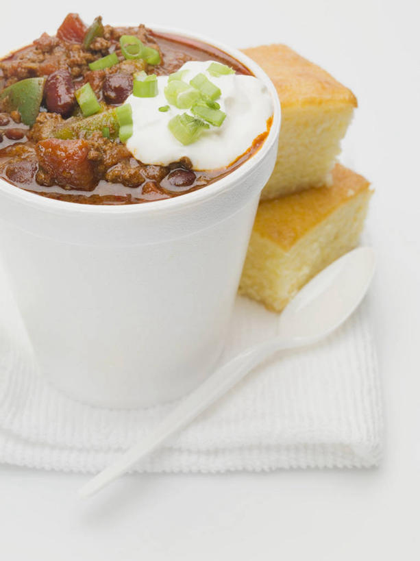 点心,面包,牛奶,无人,竖图,俯视,室内,特写,白天,白色背景,植物,餐桌,桌子,豆,辣椒,蔬菜,阴影,新鲜,反射,影子,勺子,陶瓷,豆类,豆子,刀豆,食品,面点,陶瓷制品,饮品,营养,酸奶,四季豆,食物,糕点,饮料,两个,容器,调羹,汤匙,碗,摄影,有机食品,绿色食品,影棚,餐台,储藏,乳制品,奶,储存,芸豆,发酵,豆科,辣角,红海椒,大椒,辣虎,广椒,菜豆,二季豆,白肾豆,架豆,玉豆,去豆,优格,优酪乳,多花菜豆,辣子,红辣椒,海椒,番椒,彩图,高角度拍摄,影棚拍摄,拍摄,贮存