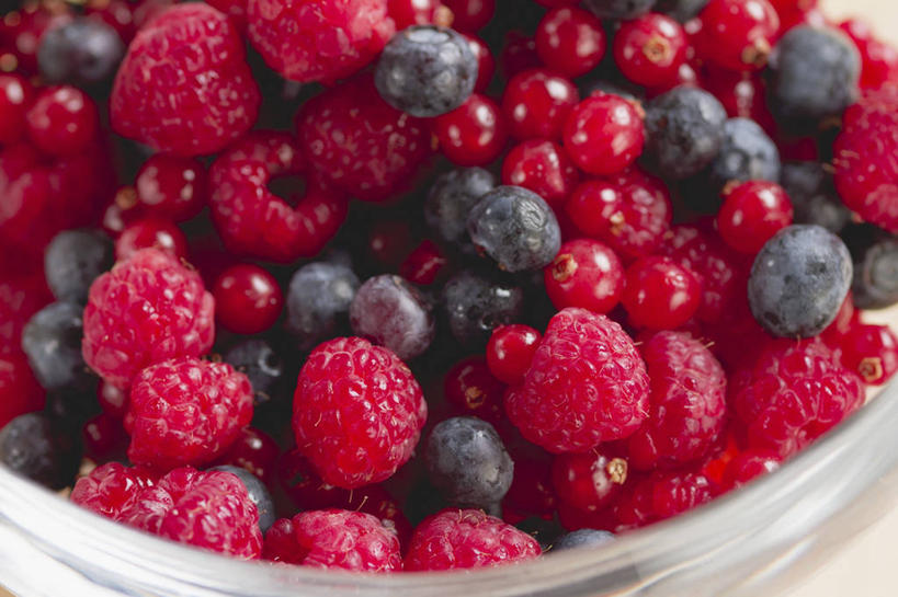 无人,横图,俯视,室内,特写,白天,餐桌,桌子,浆果,蓝莓,水果,玻璃,一堆,许多,阴影,堆叠,堆积,新鲜,反射,影子,灯笼果,生食,食品,果实,很多,玻璃制品,食物,一个,红色,黑色,容器,碗,有机食品,绿色食品,单个,餐台,储藏,堆,储存,山莓,树莓,红醋栗,三月泡,四月泡,山抛子,刺葫芦,悬钩子,馒头菠,高脚菠,龙船泡,泡儿刺,山都柿,蓝浆果,蓝靛果,醋栗,彩图,高角度拍摄,贮存