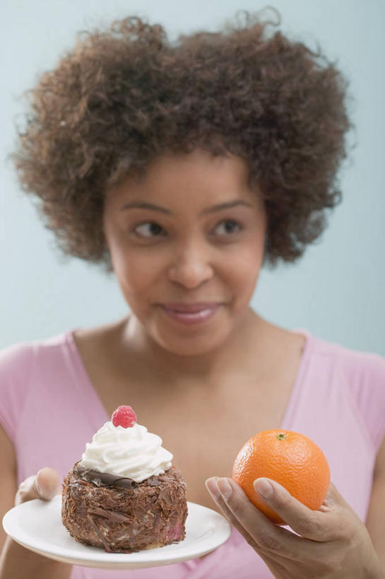 点心,西方人,一个人,站,竖图,室内,白天,正面,下午茶,餐具,水果,欧洲,非洲,黑人,欧洲人,仅一个年轻女性,仅一个女性,仅一个人,握,蓝色背景,服装,新鲜,碟子,盘,生食,食品,果实,拿,拿着,注视,休闲装,食物,糕点,一个,衣服,盘子,碟,观察,看,站着,休闲,休闲服,握着,摄影,服饰,有机食品,绿色食品,影棚,单个,观看,察看,甜橙,关注,年轻女性,女人,女性,非洲人,橙子,橙,站立,半身,彩图,影棚拍摄,拍摄,鹄壳,黄橙,黄果,金橙,金环,金球,糖橙,蛋糕