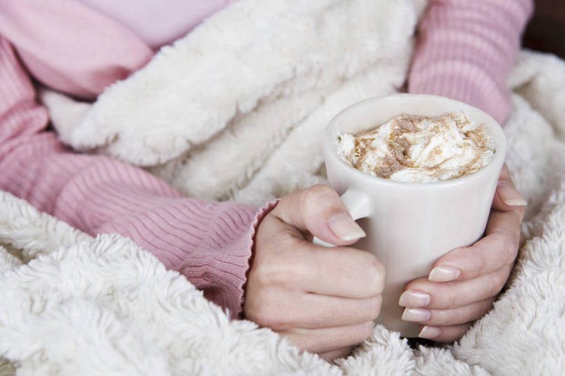 点心,西方人,手,一个人,坐,横图,俯视,室内,特写,白天,毛衣,杯子,纺织品,欧洲,欧洲人,双手,仅一个年轻女性,仅一个女性,仅一个人,握,服装,装饰,毛毯,毯子,陶瓷,食品,甜点,甜品,陶瓷制品,一杯,拿,拿着,食物,糕点,纺织,一个,衣服,马克杯,水杯,垫子,甜食,奶油,温暖,手部,热巧克力,握着,服饰,单个,华丽,修饰,点缀,乳制品,衣着,穿着,线衫,热可可,美禄,热朱古力,衬托,美观,雅致,雅观,激凌,克林姆,淇淋,衣饰,年轻女性,女人,女性,白种人,坐着,半身,彩图,高角度拍摄,绒衣,套衫,套头毛衣,线衣