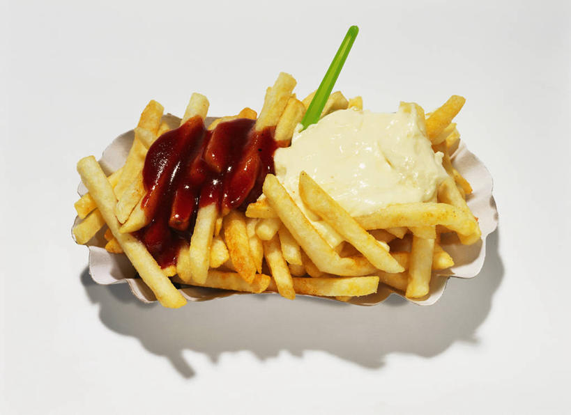 无人,横图,俯视,室内,特写,白天,白色背景,烹饪,西餐,餐桌,桌子,餐具,一堆,阴影,堆叠,堆积,反射,碟子,盘,影子,调料,酱料,酱汁,茄汁,油炸,佐料,美乃滋,料理,食品,调味品,调味料,番茄酱,薯条,酱,菜肴,美食,食物,一个,盘子,碟,快餐,西式,摄影,佳肴,影棚,单个,餐台,堆,西式快餐,垃圾食品,蛋黄酱,蛋黄沙拉酱,彩图,高角度拍摄,影棚拍摄,拍摄