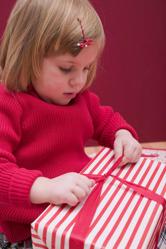 西方人,儿童,一个人,坐,竖图,室内,白天,侧面,毛衣,纯洁,礼盒,礼物,欧洲,欧洲人,仅一个女性,仅一个人,握,服装,装饰,丝绸,丝带,头饰,纸盒,缎带,拿,拿着,注视,绸带,盒子,一个,小孩,衣服,红色,包装盒,发夹,发饰,夹子,饰品,礼品盒,观察,看,仅一个小孩,可爱,童年,童趣,握着,摄影,服饰,礼品,影棚,单个,观看,华丽,修饰,点缀,察看,衣着,穿着,关注,线衫,童真,烂漫,无邪,配饰,衬托,美观,雅致,雅观,衣饰,天真,女孩,女人,女性,白种人,孩子,坐着,半身,彩图,影棚拍摄,绒衣,套衫,套头毛衣,线衣,拍摄,女生