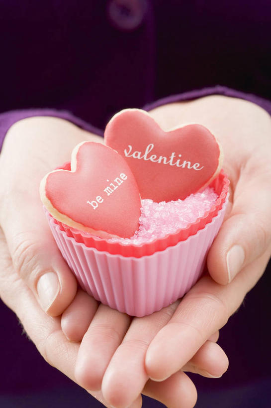 点心,西方人,手,一个人,捧,竖图,室内,特写,白天,正面,爱情,欧洲,情人节,欧洲人,双手,仅一个年轻女性,仅一个女性,仅一个人,服装,节日,爱心,庆祝,英文,标志,文字,字符,字母,食品,曲奇,浪漫,文化,标识,食物,衣服,饼干,零食,庆典,温暖,温馨,心形,手部,恩爱,服饰,纪念,纸托,英文字母,和睦,衣着,穿着,曲奇饼,曲奇饼干,衣饰,蛋糕托,蛋糕托纸,蛋糕纸托,年轻女性,女人,女性,白种人,心型,端,端着,捧着,手捧,半身,彩图,融洽