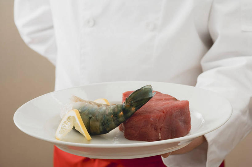 海鲜,西方人,手,一个人,厨师,站,捧,横图,室内,特写,白天,正面,工作服,制服,烹饪,西餐,餐具,欧洲,欧洲人,仅一个男性,仅一个人,仅一个中年男性,一块,服装,碟子,盘,肉,虾,牛排,牛肉,料理,食品,水产,菜肴,美食,肉类,大虾,海洋生物,食物,一个,衣服,盘子,碟,站着,手部,西式,服饰,佳肴,对虾,单个,单手,衣着,穿着,水生动物,海产品,水生物,肉食,海底动物,斑节虾,背手,工作制服,衣饰,东方对虾,中国对虾,菲力牛排,牛里脊肉,男人,男性,中年男性,白种人,厨师长,厨子,大厨,主厨,端,端着,捧着,手捧,站立,半身,彩图,工作套服