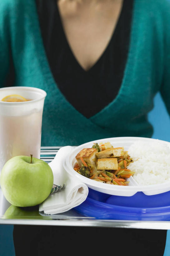 豆腐,西方人,一个人,站,捧,竖图,室内,特写,白天,正面,幸福,植物,茶,苹果,豆,蔬菜,杯子,餐具,水果,欧洲,欧洲人,仅一个女性,仅一个人,服装,新鲜,碟子,盘,豆类,豆子,生食,茶叶,食品,果实,一杯,娱乐,蔬果,玻璃制品,食物,两个,衣服,盘子,水杯,碟,站着,仅一个中年女性,享受,休闲,温馨,放松,乐趣,服饰,有机食品,绿色食品,提神,舒适,衣着,豆制品,穿着,醒脑,豆科,衣饰,青大豆,女人,女性,中年女性,白种人,玻璃杯,青豆,端,端着,捧着,手捧,站立,半身,彩图