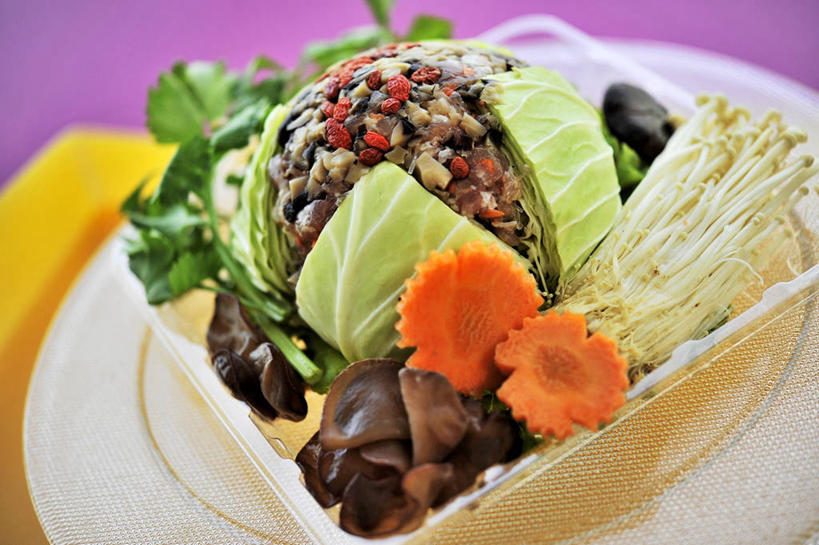 无人,横图,俯视,室内,特写,白天,烹饪,餐桌,桌子,萝卜,胡萝卜,蔬菜,餐具,阴影,新鲜,反射,碟子,盘,影子,大白菜,金针菇,菌菇,肉,料理,食品,泰式,菌类,白菜,猪肉,菜肴,美食,肉类,泰国料理,食物,一个,盘子,碟,食用菌,佳肴,有机食品,绿色食品,单个,餐台,肉食,豚肉,构菌,金菇,毛柄金钱菌,银针菇,智力菇,泰菜,泰国菜,泰式料理,胶菜,镳菜,红萝卜,甘荀,彩图,高角度拍摄