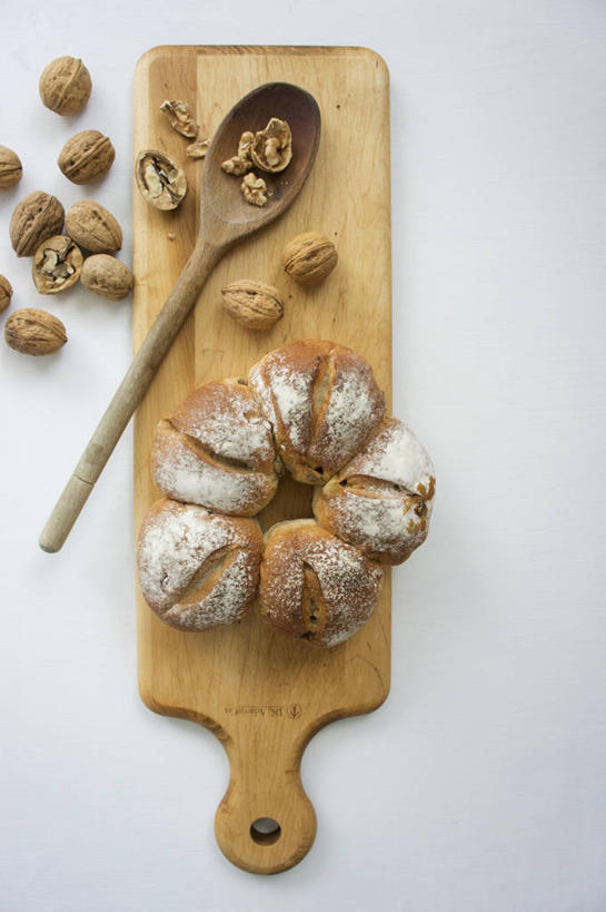 点心,面包,无人,竖图,俯视,室内,特写,白天,白色背景,餐桌,桌子,一块,阴影,反射,木制,影子,勺子,核桃,食品,坚果,面点,果实,案板,砧板,食物,糕点,一个,木制品,调羹,汤匙,干果,摄影,影棚,单个,餐台,胡桃,羌桃,彩图,高角度拍摄,影棚拍摄,拍摄