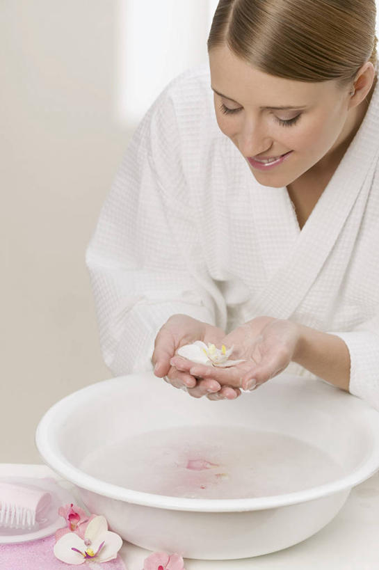 西方人,一个人,捧,笑,微笑,露齿笑,竖图,室内,白天,正面,浴袍,爱情,按摩,美容,幸福,纯洁,热情,玫瑰,欧洲,欧洲人,仅一个年轻女性,仅一个女性,仅一个人,护肤,服装,盛开,水槽,玫瑰花,浪漫,花蕾,注视,水斗,花,花瓣,花朵,鲜花,衣服,花苞,花蕊,观察,看,保养,享受,休闲,温暖,温馨,恩爱,放松,SPA水疗,保健,温泉浴场,服饰,观看,和睦,察看,衣着,穿着,关注,感动,养颜,尊敬,衣饰,天真,刺玫花,徘徊花,年轻女性,女人,女性,白种人,矿泉疗养地,端,端着,捧着,手捧,半身,彩图,汤帷子,浴衣,水疗,融洽