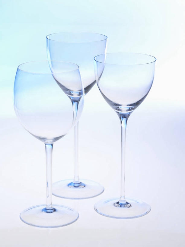 无人,竖图,俯视,室内,特写,白天,餐桌,桌子,静物,杯子,阴影,蓝色背景,朦胧,模糊,反射,高脚杯,影子,红酒杯,玻璃制品,三个,酒杯,摄影,影棚,餐台,葡萄酒杯,玻璃杯,彩图,高角度拍摄,影棚拍摄,拍摄