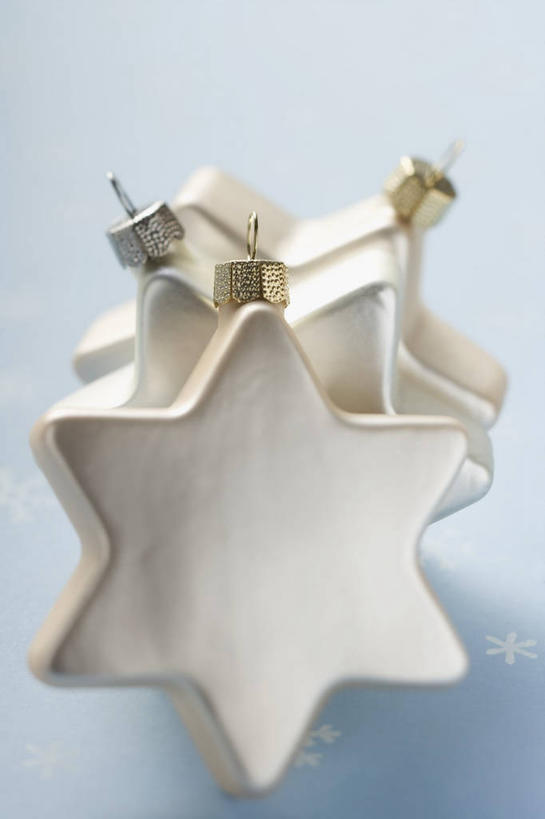 无人,竖图,俯视,室内,特写,白天,餐桌,桌子,静物,圣诞节,阴影,蓝色背景,节日,庆祝,装饰,反射,影子,星星,文化,装饰品,装饰物,庆典,星形,摄影,影棚,餐台,纪念,华丽,修饰,点缀,饰物,五角形,衬托,美观,雅致,雅观,五角星,彩图,高角度拍摄,影棚拍摄,拍摄