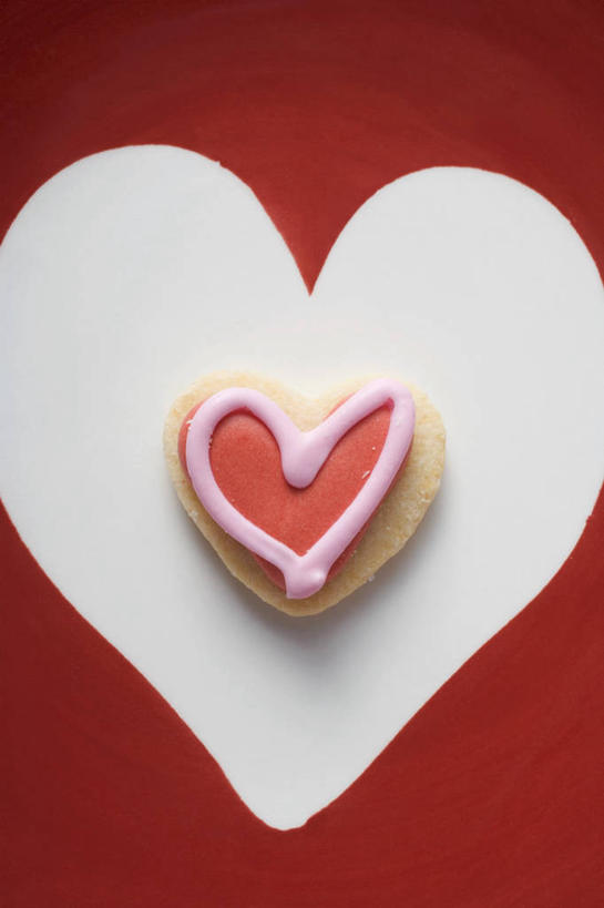 点心,无人,竖图,俯视,室内,特写,白天,爱情,餐桌,桌子,情人节,一块,阴影,红色背景,节日,爱心,庆祝,反射,影子,食品,甜点,甜品,曲奇,浪漫,文化,食物,糕点,饼干,甜食,零食,奶油,庆典,温暖,温馨,心形,恩爱,摄影,影棚,餐台,纪念,和睦,乳制品,曲奇饼,曲奇饼干,激凌,克林姆,淇淋,心型,彩图,高角度拍摄,影棚拍摄,拍摄,融洽