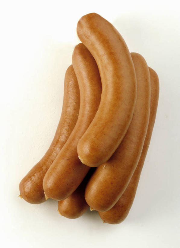 无人,竖图,俯视,室内,特写,白天,白色背景,餐桌,桌子,一排,许多,阴影,整齐,反射,影子,肉,香肠,腊肠,很多,猪肉,肉类,排列,摄影,影棚,餐台,堆,队列,肉食,豚肉,彩图,高角度拍摄,影棚拍摄,拍摄