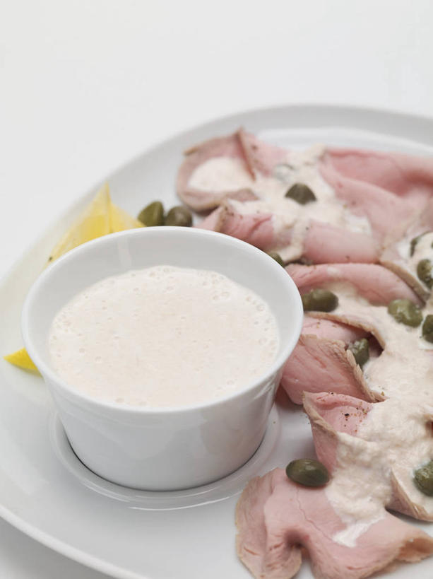 点心,无人,竖图,俯视,室内,特写,白天,白色背景,餐桌,桌子,餐具,阴影,反射,碟子,盘,影子,陶瓷,肉,牛肉,食品,甜点,甜品,陶瓷制品,肉类,食物,糕点,两个,盘子,容器,碟,碗,甜食,奶油,摄影,影棚,餐台,储藏,乳制品,储存,肉食,激凌,克林姆,淇淋,彩图,高角度拍摄,影棚拍摄,拍摄,贮存