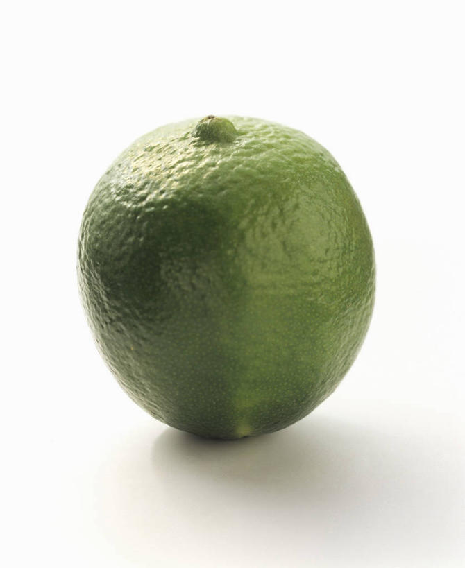 无人,竖图,俯视,室内,特写,白天,白色背景,餐桌,桌子,水果,阴影,新鲜,反射,影子,生食,食品,果实,食物,一个,绿色,摄影,有机食品,绿色食品,影棚,单个,餐台,酸橙,代代,橙子,橙,彩图,高角度拍摄,影棚拍摄,拍摄