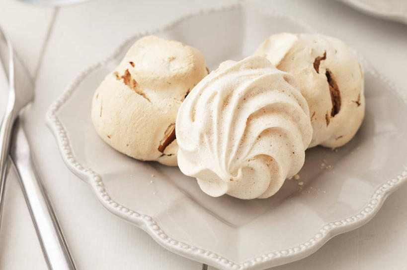 点心,无人,横图,俯视,室内,特写,白天,下午茶,餐桌,桌子,餐具,三块,一堆,阴影,堆叠,堆积,朦胧,模糊,反射,叉子,碟子,盘,影子,食品,甜点,甜品,食物,糕点,两个,红色,盘子,碟,甜食,餐台,堆,餐叉,进餐用具,彩图,高角度拍摄