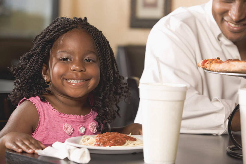 面食,面条,意大利面,西方人,儿童,中年人,两个人,家庭,父亲,女儿,餐厅,坐,笑,微笑,露齿笑,横图,室内,白天,正面,西餐,纯洁,餐桌,桌子,餐具,欧洲,非洲,黑人,欧洲人,阴影,服装,朦胧,模糊,反射,碟子,盘,影子,调料,酱料,酱汁,面,茄汁,佐料,料理,食品,调味品,调味料,注视,休闲装,番茄酱,酱,食物,小孩,衣服,盘子,碟,观察,看,休闲,温暖,温馨,父女,一家人,休闲服,父爱,可爱,童年,童趣,西式,服饰,餐台,观看,和睦,察看,关注,童真,烂漫,无邪,天真,男人,男性,女孩,中年男性,非洲人,孩子,坐着,半身,彩图,餐馆,饭店,饭馆,融洽,女生