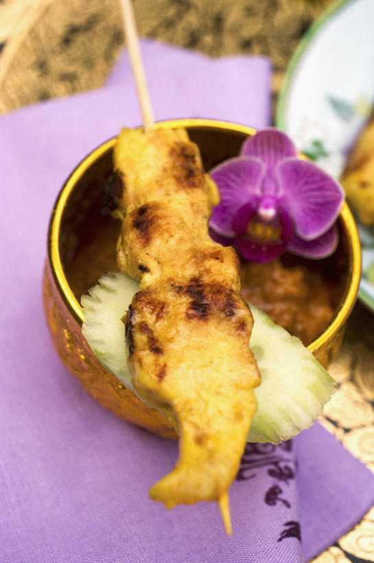 无人,竖图,俯视,室内,特写,白天,烹饪,餐桌,桌子,黄瓜,蔬菜,阴影,朦胧,模糊,新鲜,装饰,盛开,反射,影子,陶瓷,鸡肉,肉,料理,食品,陶瓷制品,泰式,花蕾,菜肴,美食,肉类,泰国料理,竹签,花,花瓣,花朵,鲜花,食物,一个,容器,碗,花苞,花蕊,佳肴,有机食品,绿色食品,单个,餐台,储藏,华丽,修饰,点缀,高雅,储存,肉食,取食签,衬托,美观,雅致,雅观,淡泊,花中君子,泰菜,泰国菜,泰式料理,兰花,青瓜,胡瓜,彩图,高角度拍摄,贮存