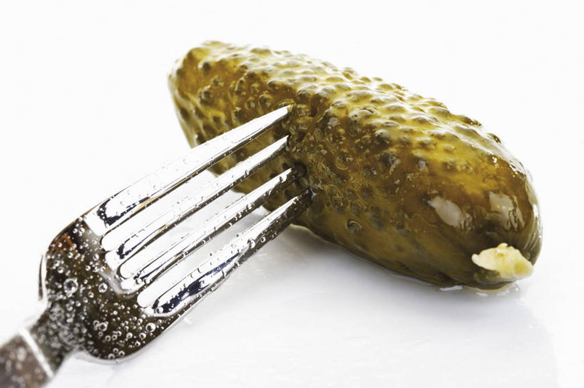 无人,横图,俯视,室内,特写,白天,白色背景,餐桌,桌子,黄瓜,蔬菜,餐具,一根,阴影,新鲜,反射,叉子,影子,食品,食物,一个,摄影,有机食品,绿色食品,影棚,单个,餐台,餐叉,进餐用具,青瓜,胡瓜,彩图,高角度拍摄,影棚拍摄,拍摄