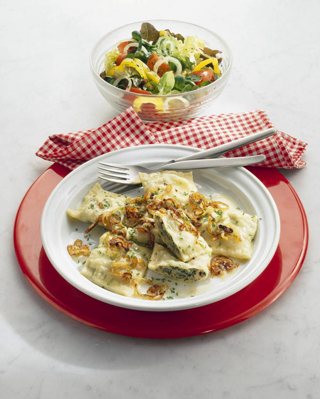 点心,面包,无人,竖图,俯视,室内,特写,白天,白色背景,烹饪,西餐,餐桌,桌子,蔬菜,洋葱,餐具,玻璃,五个,一堆,许多,阴影,堆叠,堆积,新鲜,反射,叉子,刀叉,刀子,碟子,盘,影子,生食,蔬菜沙拉,沙拉,料理,食品,面点,色拉,洋葱圈,沙律,菜肴,美食,玻璃制品,食物,糕点,盘子,餐巾,容器,碟,碗,快餐,西式,摄影,佳肴,有机食品,绿色食品,影棚,餐台,色拉酱,储藏,堆,储存,玉葱,餐刀,千岛酱,西式快餐,垃圾食品,餐叉,保洁方巾,口布,进餐用具,圆葱,洋葱头,球葱,葱头,彩图,高角度拍摄,影棚拍摄,拍摄,贮存