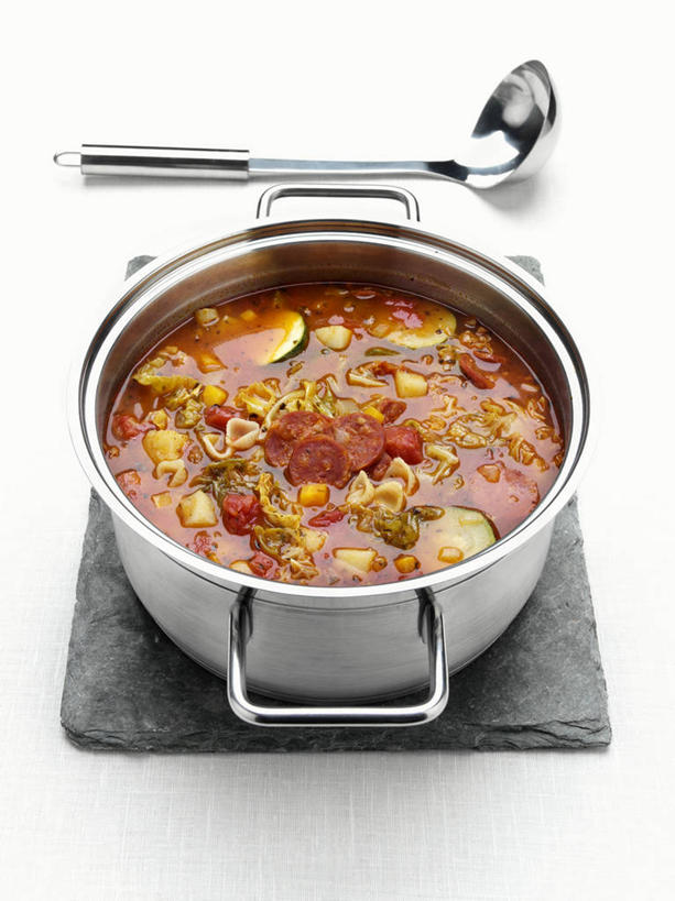 面食,通心粉,无人,竖图,俯视,室内,特写,白天,白色背景,烹饪,西餐,餐桌,桌子,辣椒,蔬菜,厨具,金属制品,阴影,新鲜,反射,金属,锅子,影子,勺子,面,肉,通心面,香肠,料理,食品,腊肠,锅,猪肉,肉类,食物,两个,调羹,汤匙,西式,摄影,有机食品,绿色食品,影棚,餐台,锅具,肉食,烹饪用具,辣角,红海椒,大椒,辣虎,广椒,豚肉,烹调用具,辣子,红辣椒,海椒,番椒,烹调,彩图,高角度拍摄,影棚拍摄,拍摄